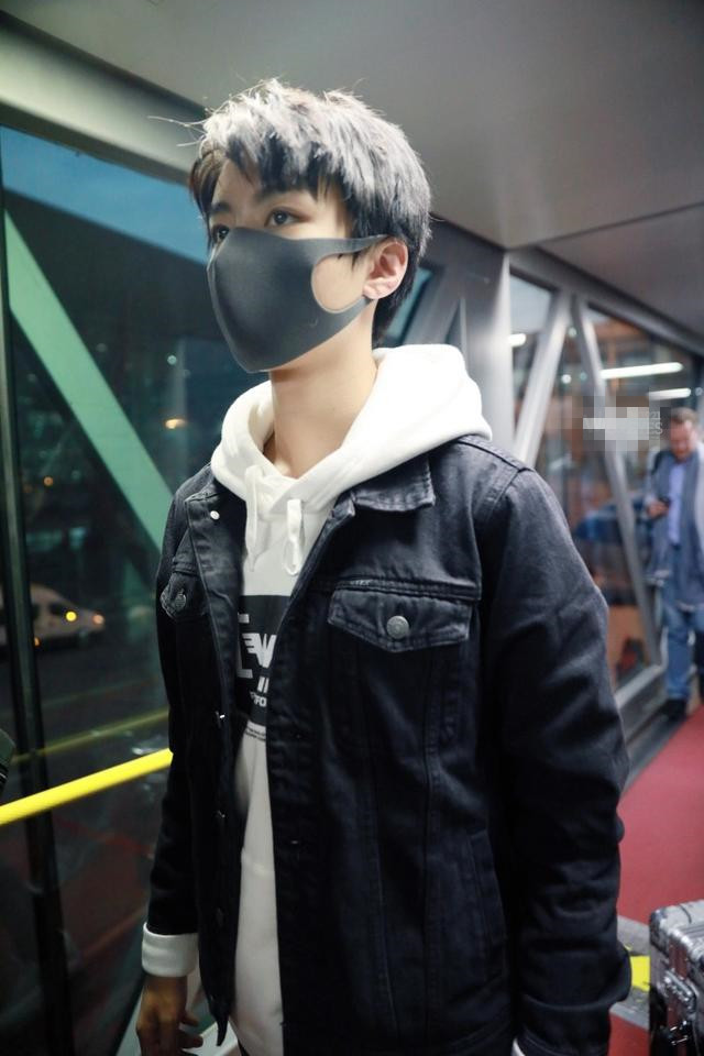 王俊凯帅气现身机场,但却被额头上的疤痕抢镜