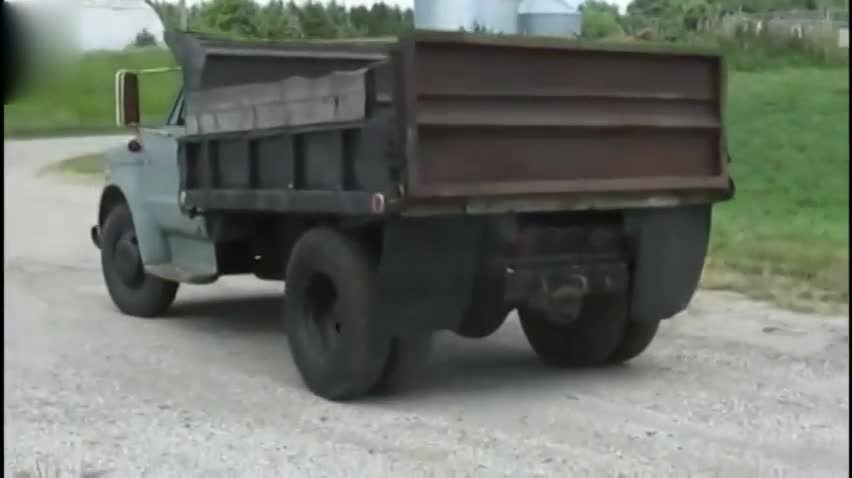 野外找到一辆报废大卡车, 钥匙还在车上发动机还能启动, 直接开走