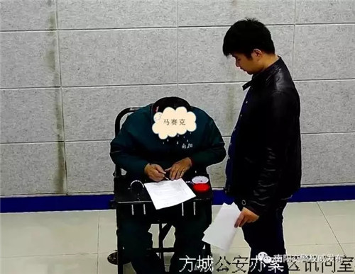 南阳方城一非法校车严重超员 难逃交警重拳打