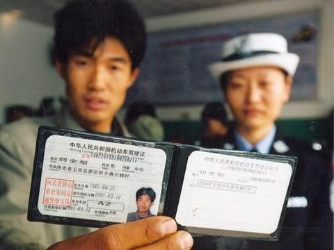 驾驶证“降级”新规定，算算你还能开几年车