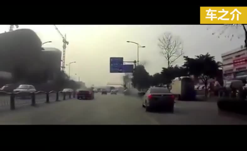 SUV高速上倒车，跟在后面的丰田霸道时速135，做出了残酷的选择