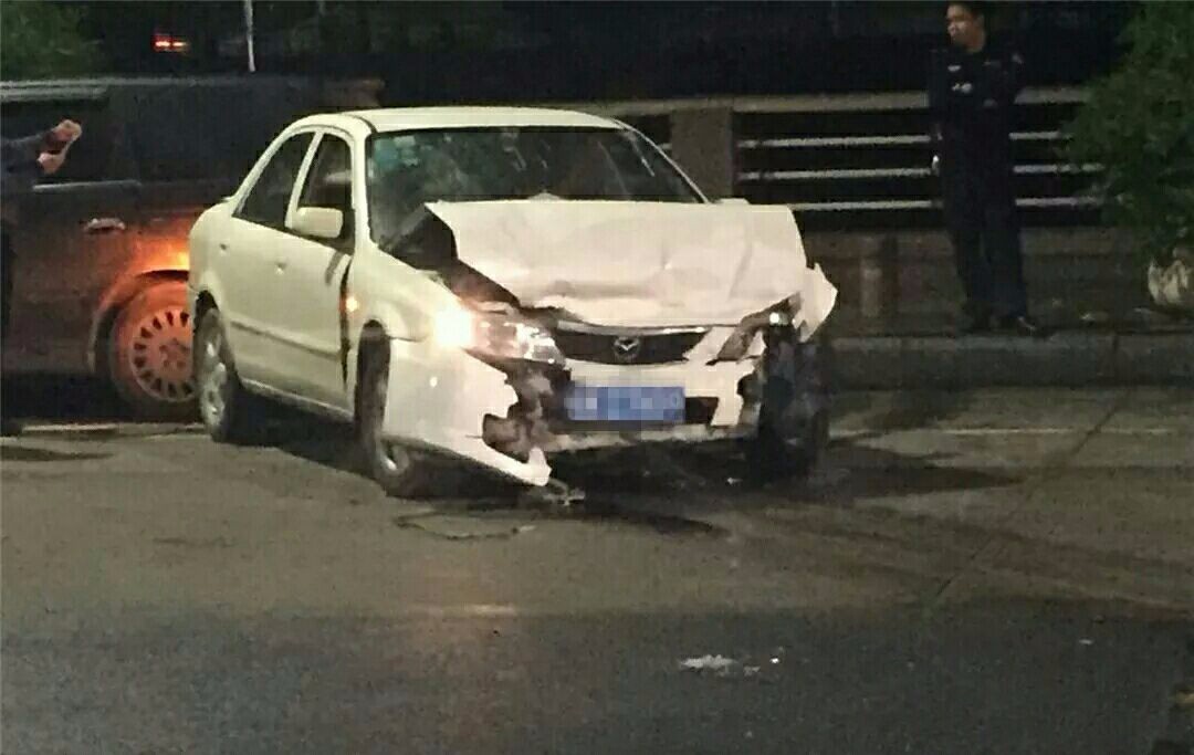 16号深夜2点左右,云浮新兴县沿江路城东路口发生两轿车碰撞事故