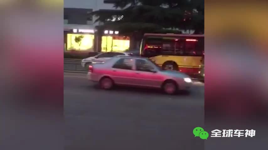 路怒上路真可怕，公交司机也疯狂！！