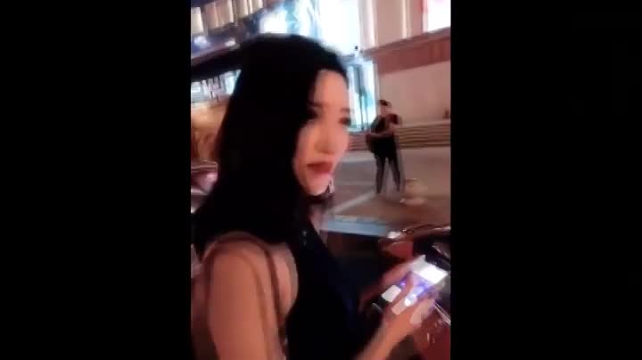 美女！年纪轻轻的就开这么好的跑车，年薪少说都得上百万吧？