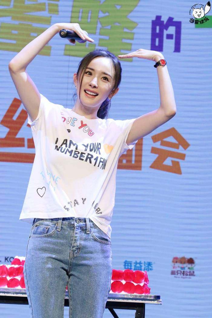 各大明星的比心动作,易烊千玺的最酷,最后一个笑到我肚子疼!