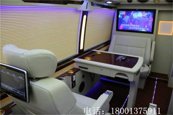 丰田考斯特豪华电动全隔断配备32寸显示器