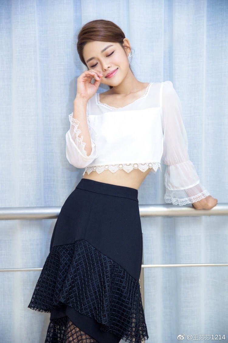 这还是《武林外传》里的莫小贝? 简直变了个人