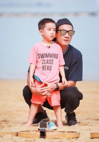 陈小春代言游戏被批，宋祖德炮轰：靠儿子发财