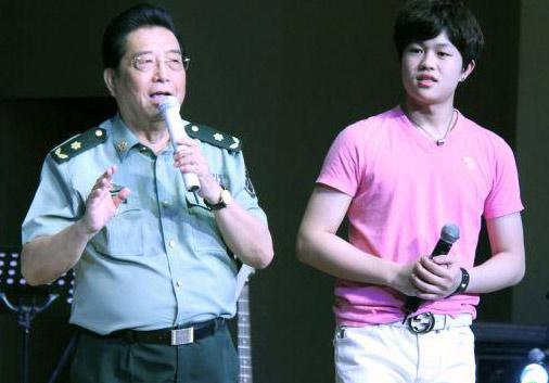难怪李天一犯事后，父亲李双江依旧淡定，原来他另一个儿子很厉害