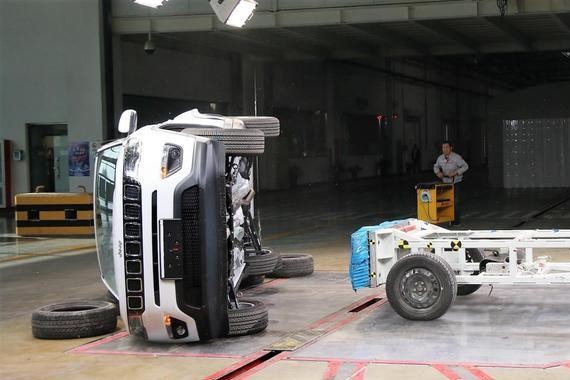JEEP指南者 C-NCAP碰撞翻车？如此罕见的测试结果值得深思
