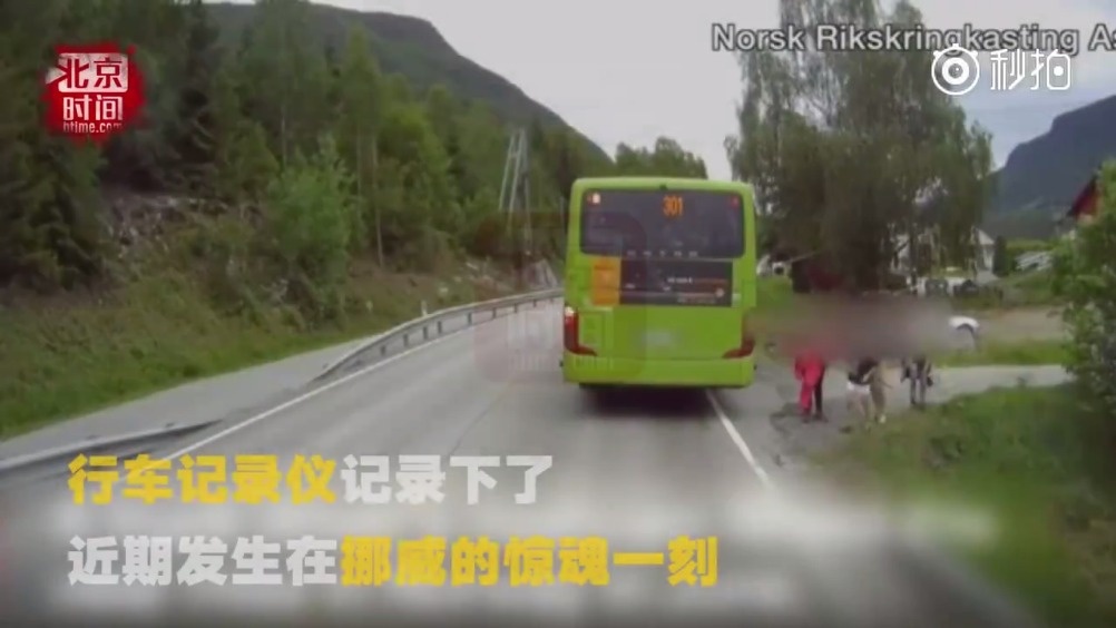 【惊魂一刻！大卡车和他可能只差1厘米 】近日，一部行车记录仪记录下了一段...