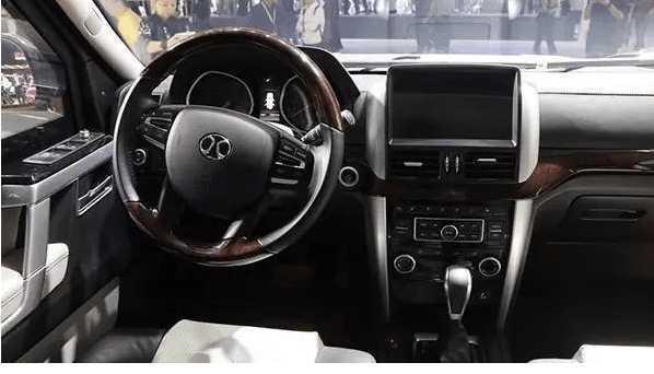 国产民用防暴车, AK47打不穿, 钉子扎不破, 撞不坏, 厉害了!