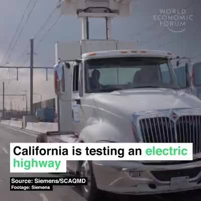 美国加州正在测试一条电动高速公路，卡车连接到顶部的电线进行充电，重型卡车...