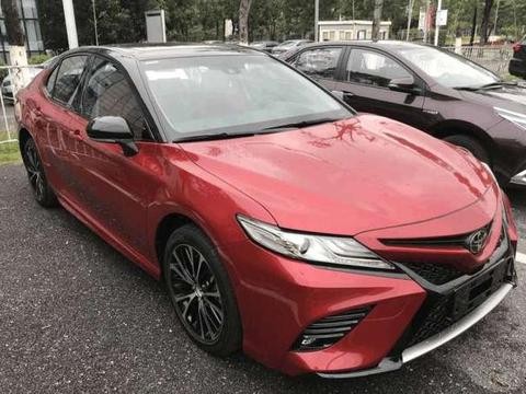 新款凯美瑞17.98万起售，加价还减量，乞丐版就给我个方向盘？