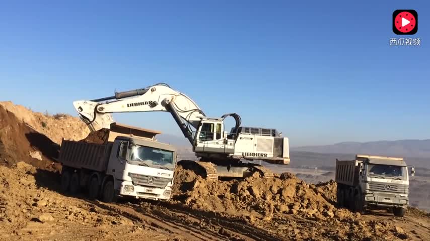 利勃海尔984挖掘机装载奔驰卡车，2铲斗装满！