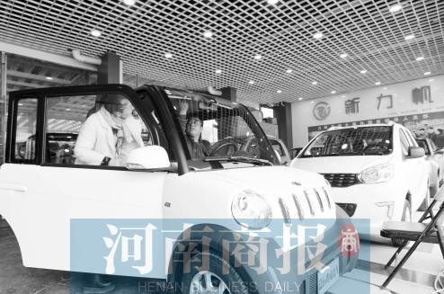 低速四轮电动车成年轻人新宠 越来越多80后购买