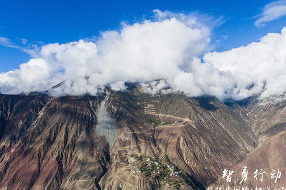 北京现代新一代iX35挑战西藏版“秋名山”