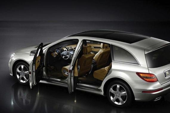 奔驰豪华MPV竟沦落到停产！买它不如买埃尔法，少10万也没人要