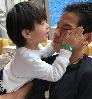 向佐为何演不了好人?看了旧照才明白,和向华强