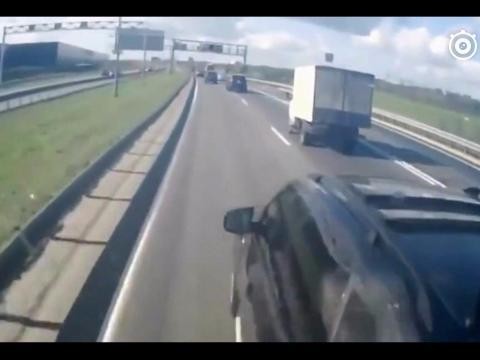 小轿车超车后故意急刹车，大货车司机彻底愤怒了！
