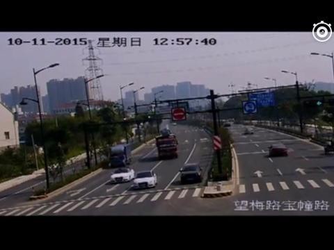 大货车为了救人，选择了爆胎自毁！这样的大货车司机不多见！