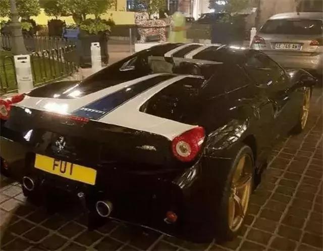 他拥有国内第一台布加迪摩托,连林志颖都跟他