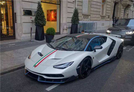 街头偶遇一辆1100万的超跑,看到车牌那一刻,网