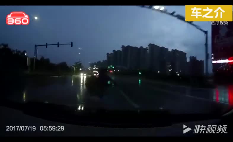 卡宴牛，卡车大，卡宴卡在卡车下