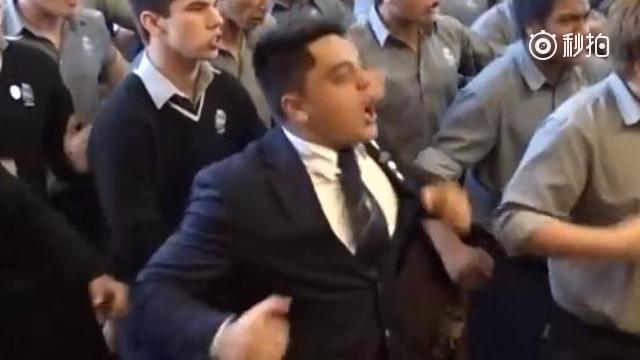 新西兰男高超可怕毕业典礼!