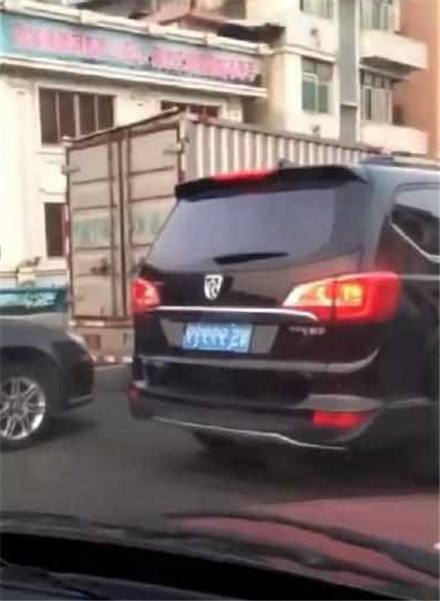 东莞偶遇一辆10万宝骏,看到车牌那一刻,立马拿出手机拍照!