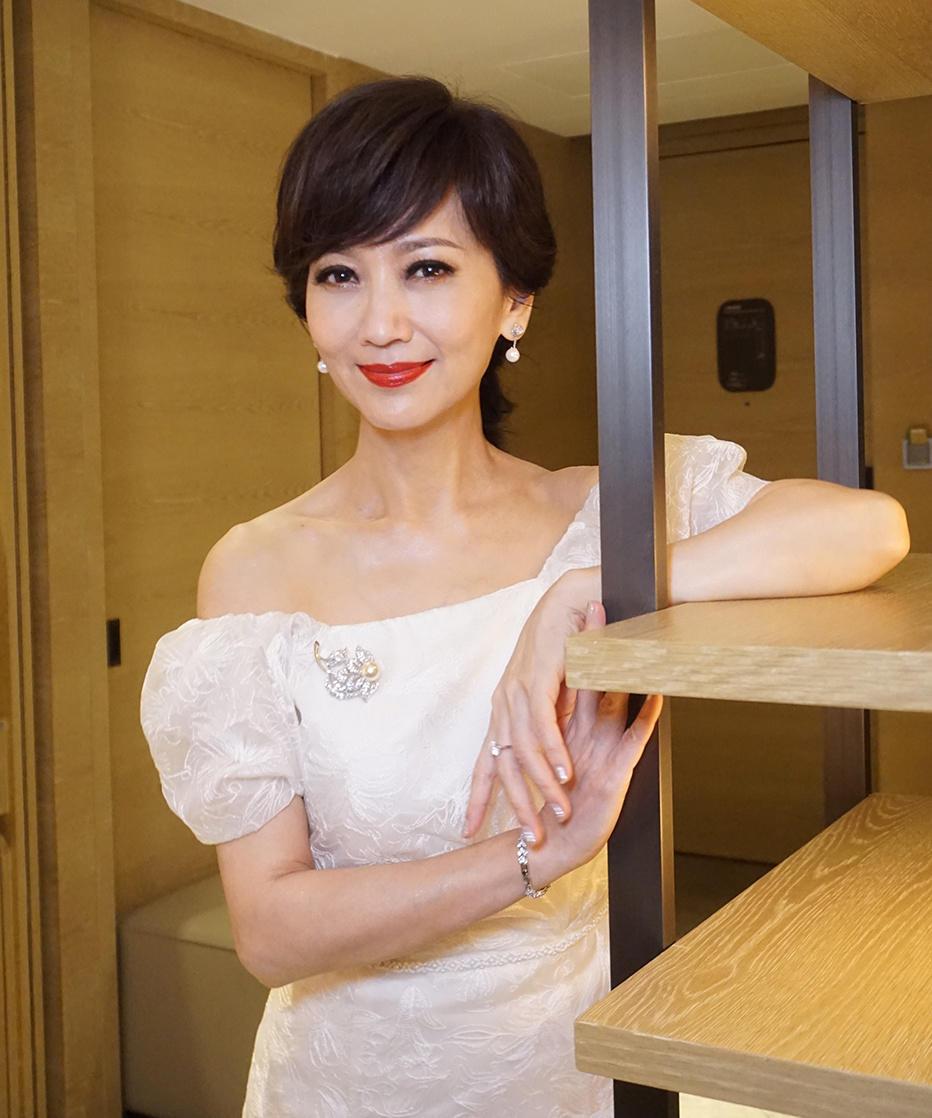 TVB女神珍贵旧照曝光, 赵雅芝44年前穿泳装走台步