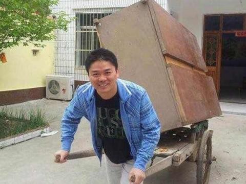 这男人连马云都佩服，曾被前妻抛弃，如今身价500亿，豪车众多！