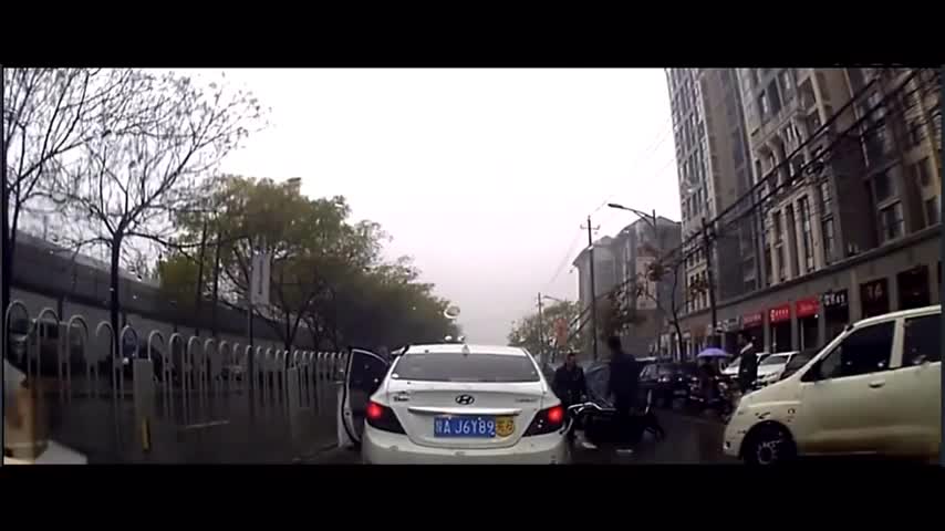 为救电动车，渣土车拼了老命，几十万的车硬是开出了几百万的气质