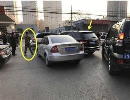 小伙路上剐蹭到奔驰，车主下车之后，一分钱不要还一起合影
