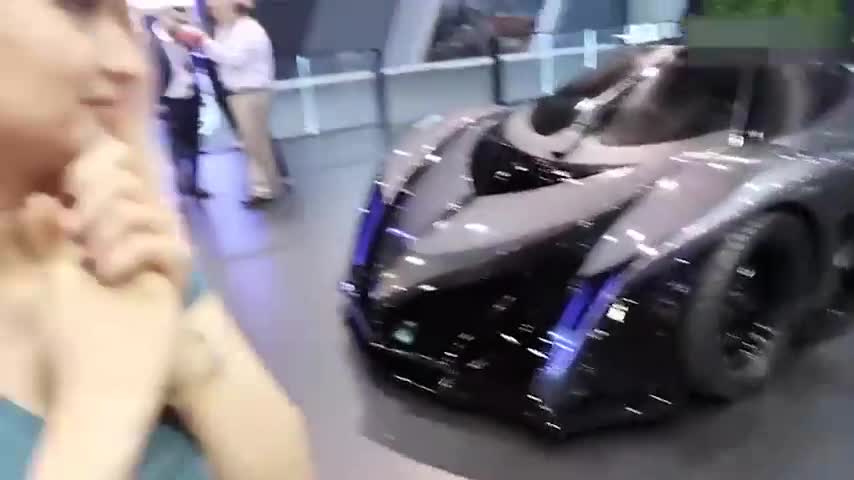 妹子看车展也这么兴奋嘛