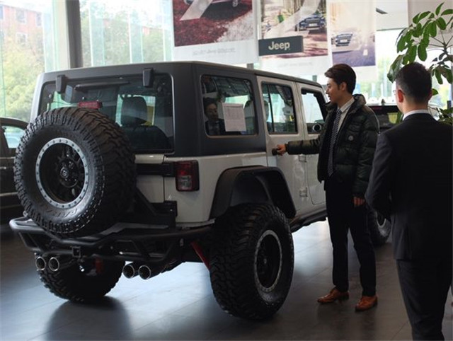 妻子当年红过范冰冰，今夫妻两人豪车出行，低调无人识！