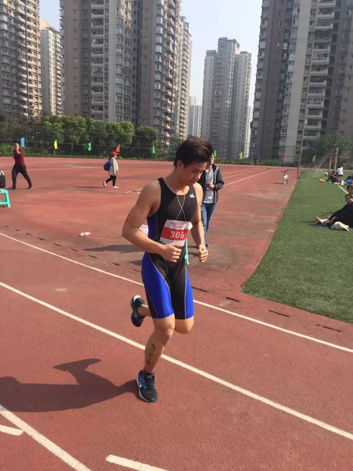 重庆十八中学子蝉联全国校园铁人三项邀请赛冠军