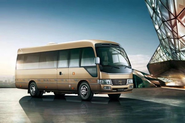 拍卖现场 丰田考斯特客车居然成标王