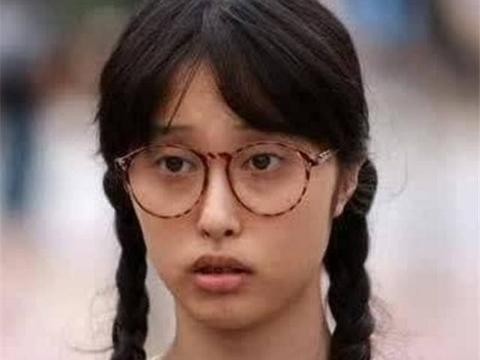 出演丑女走红，但遭张艺谋弃用，丈夫家暴，今豪车出行放飞自我！