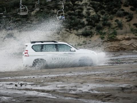 17款丰田霸道2700中东版驰行天下越野千里