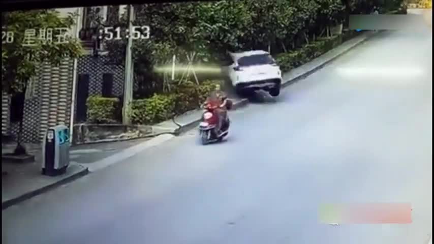 电动车男子吓了一跳，回头一看：这SUV怎么了？