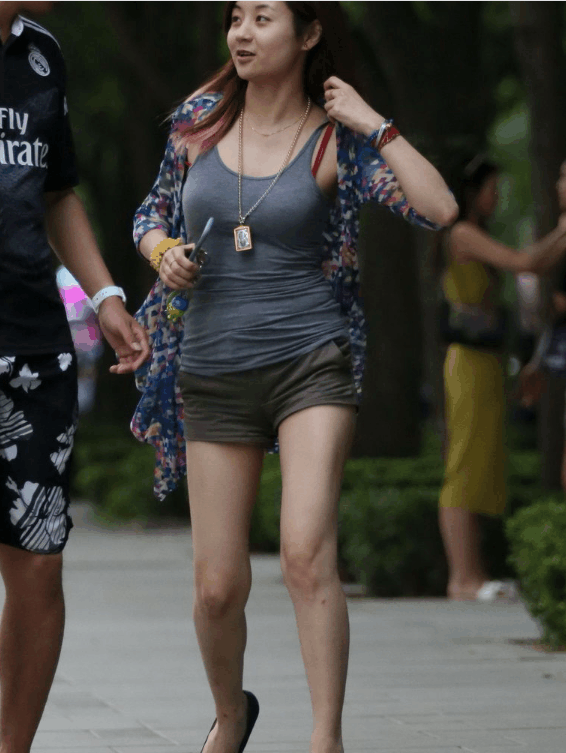 街拍: 小姐姐短裤太紧, 路人目光都落在她的“三角区”