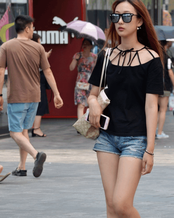 街拍: 小姐姐短裤太紧, 路人目光都落在她的“三角区”