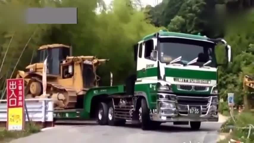 驾驶半挂卡车的司机下桥前先往后倒车, 才明白他要干什么！