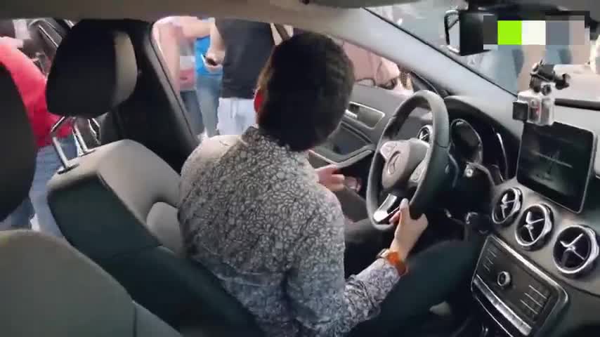 小伙新提奔驰SUV，朋友们都要坐坐！接下来的画面能让他吹一辈子