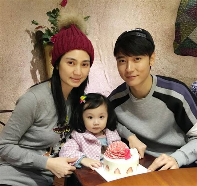 妻子当年红过范冰冰，今夫妻两人豪车出行，低调无人识！