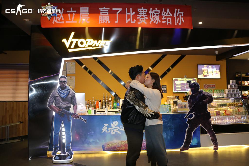 CSGO职业选手女朋友比赛现场求婚 获得了冠