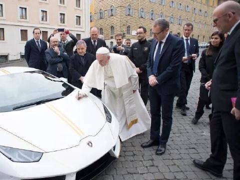 兰博基尼向罗马教皇—弗朗西斯一世赠送了一辆Huracan