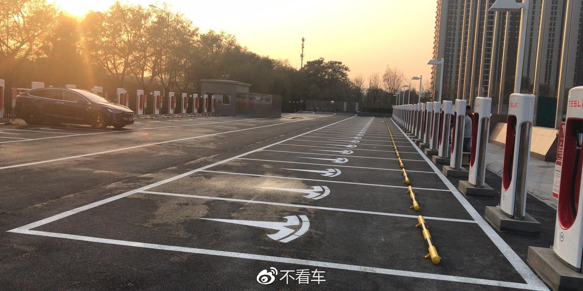 全球最大!北京也有50桩的特斯拉超级充电站啦-新浪汽车