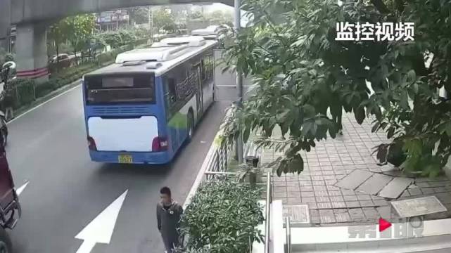 【为赶时间“见缝插针” 父女俩险丧命车轮下 】13日上午11点28分，大...
